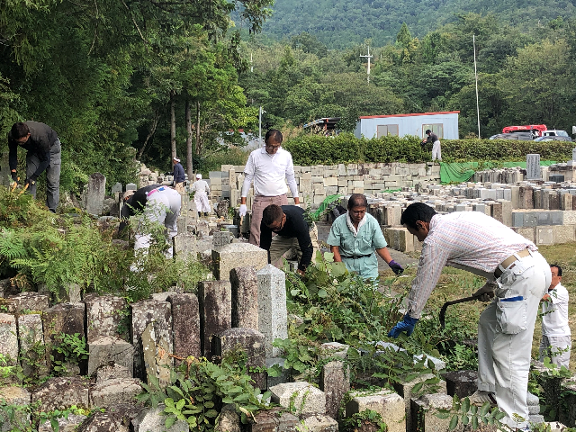 無縁塚清掃作業の写真