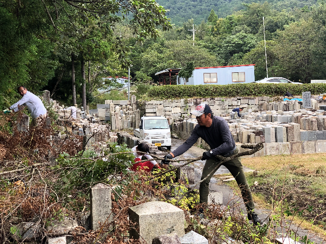 無縁塚清掃作業の写真