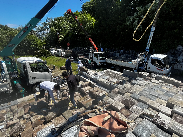 無縁塚基壇整備作業の写真